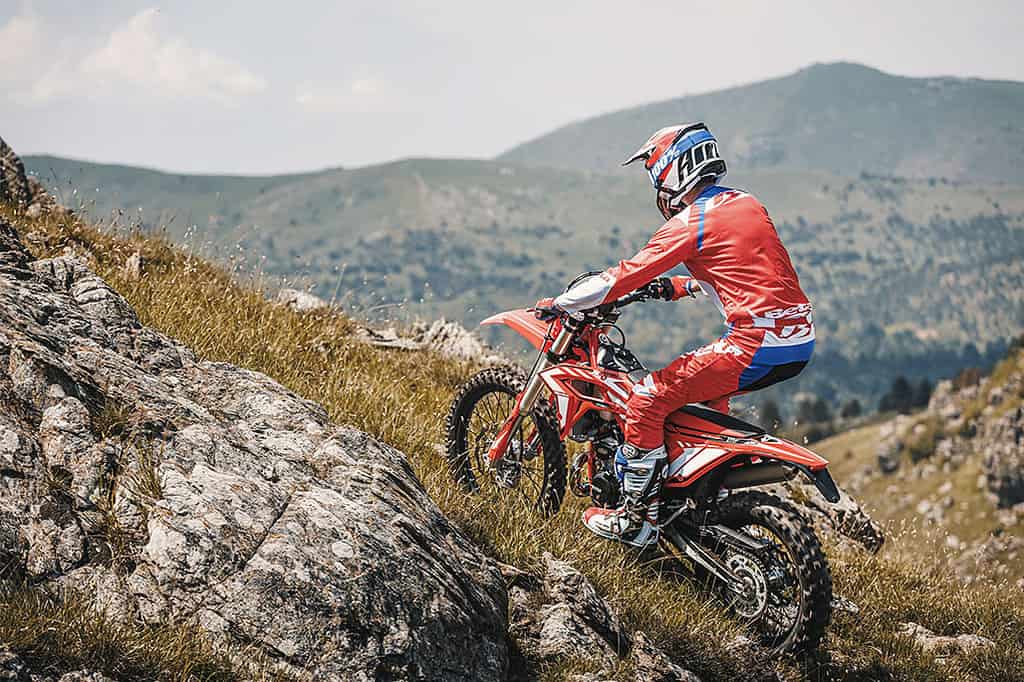 Illustratie van de 2024 Beta Xtrainer 300 in een Mongools landschap