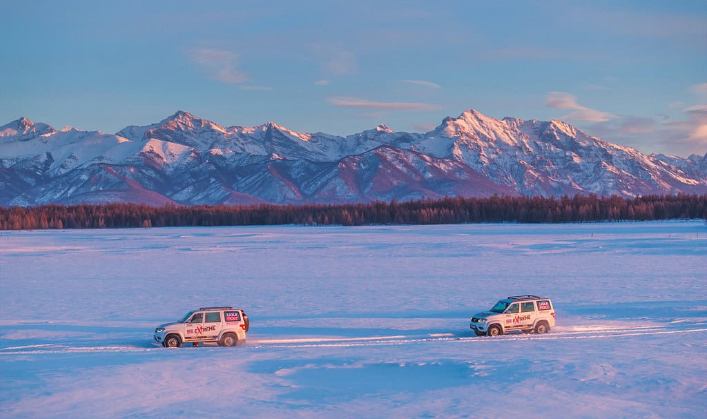 Een luchtfoto van twee auto's die de Mongoolse taiga verkennen